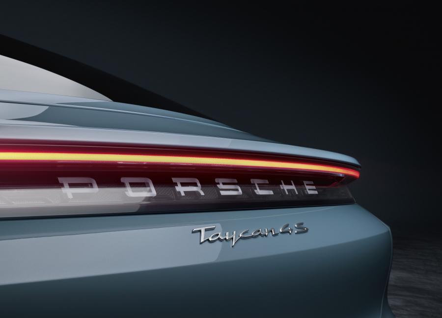 Логотип Porsche Taycan 4S 2019 года  (WW) (фото 2 из 41)